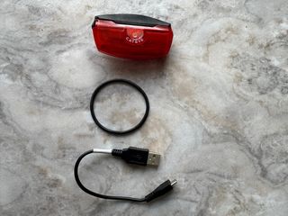 Luz trasera CATEYE RAPID X3 USB 150 lúmenes