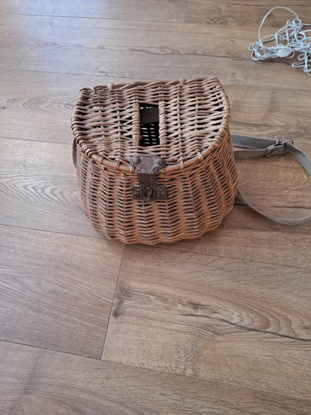 Cesta de mimbre vintage con asa.