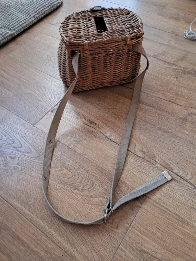 Cesta de mimbre vintage con asa.