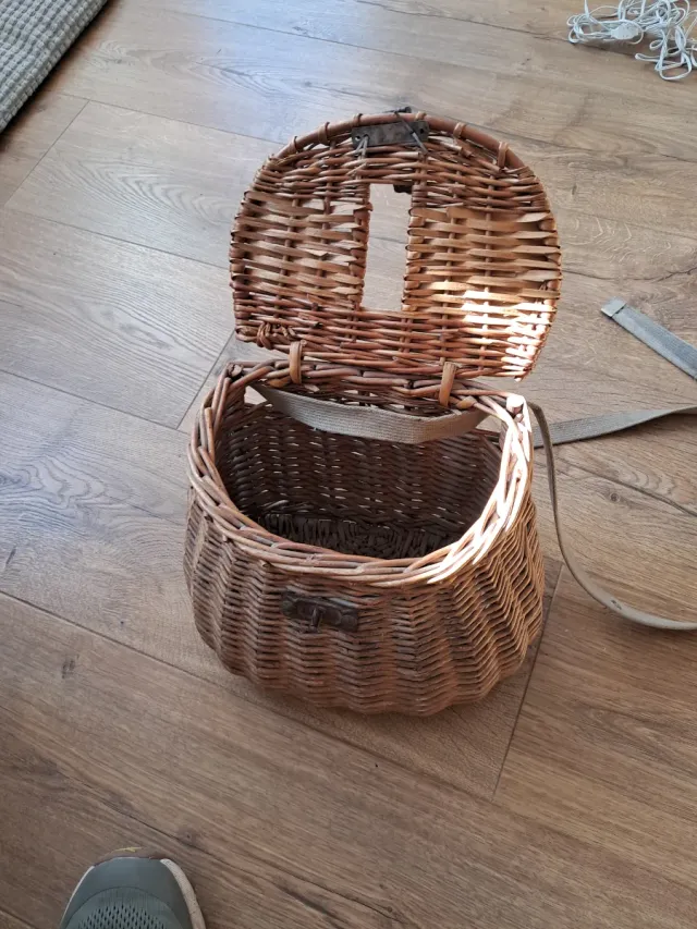 Cesta de mimbre vintage con asa.