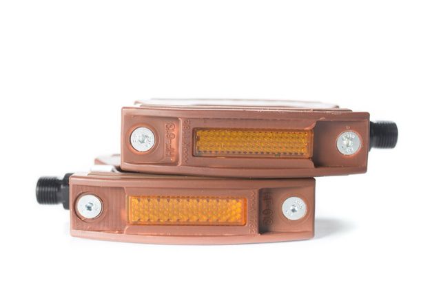 Pedales de bicicleta clásicos marrones