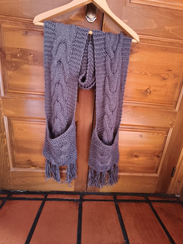 Bufanda de lana gris con bolsillos