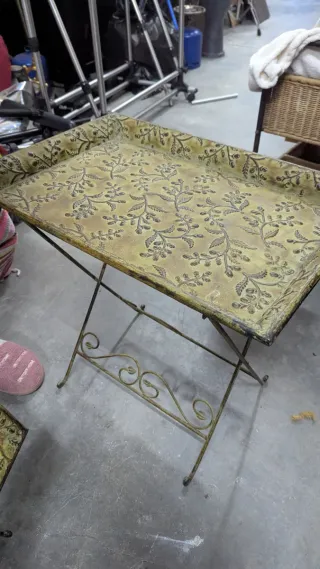 Mesa auxiliar metálica decorada