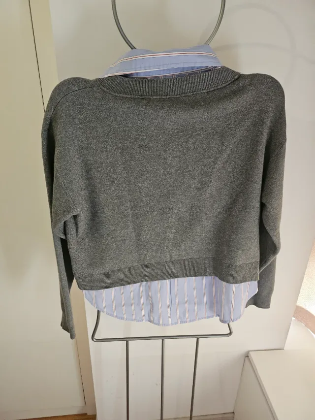 Jersey gris con camisa de rayas