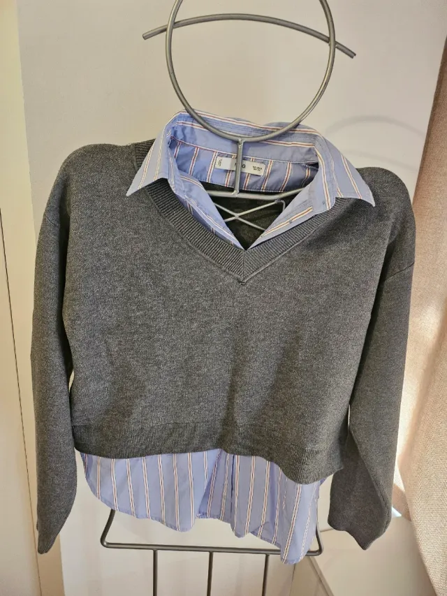 Jersey gris con camisa de rayas