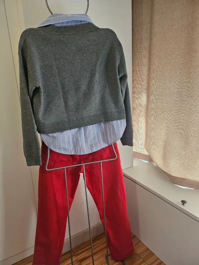 Jersey gris con camisa de rayas