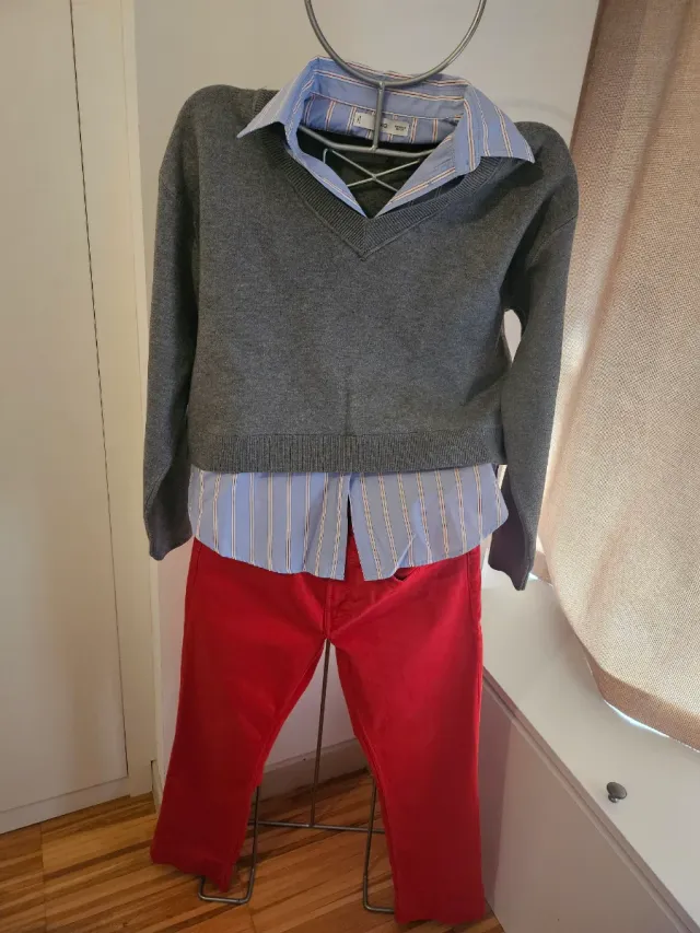 Jersey gris con camisa de rayas