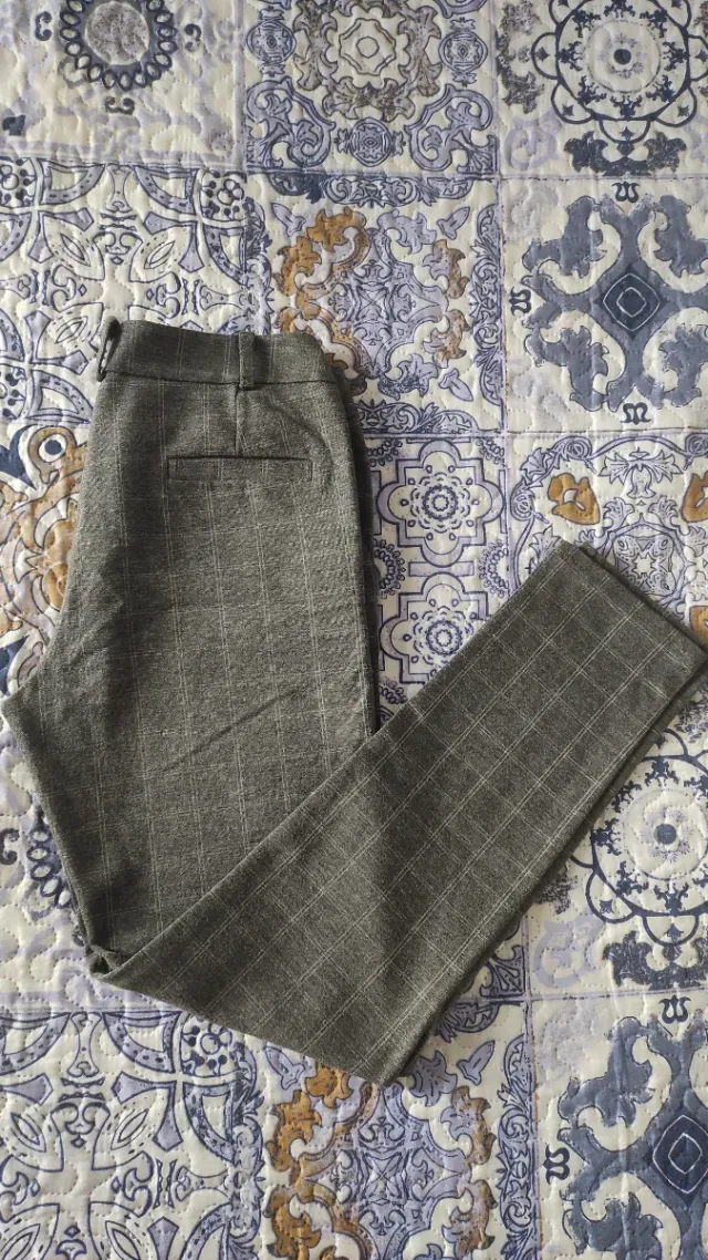Pantaloni grigi a quadri