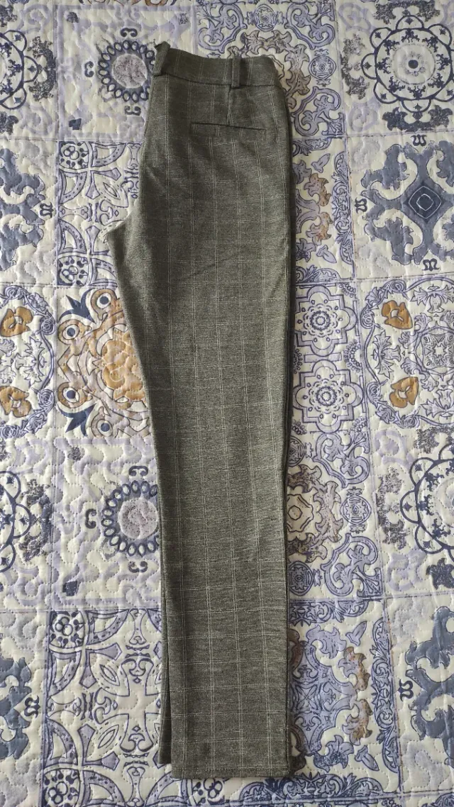 Pantaloni grigi a quadri