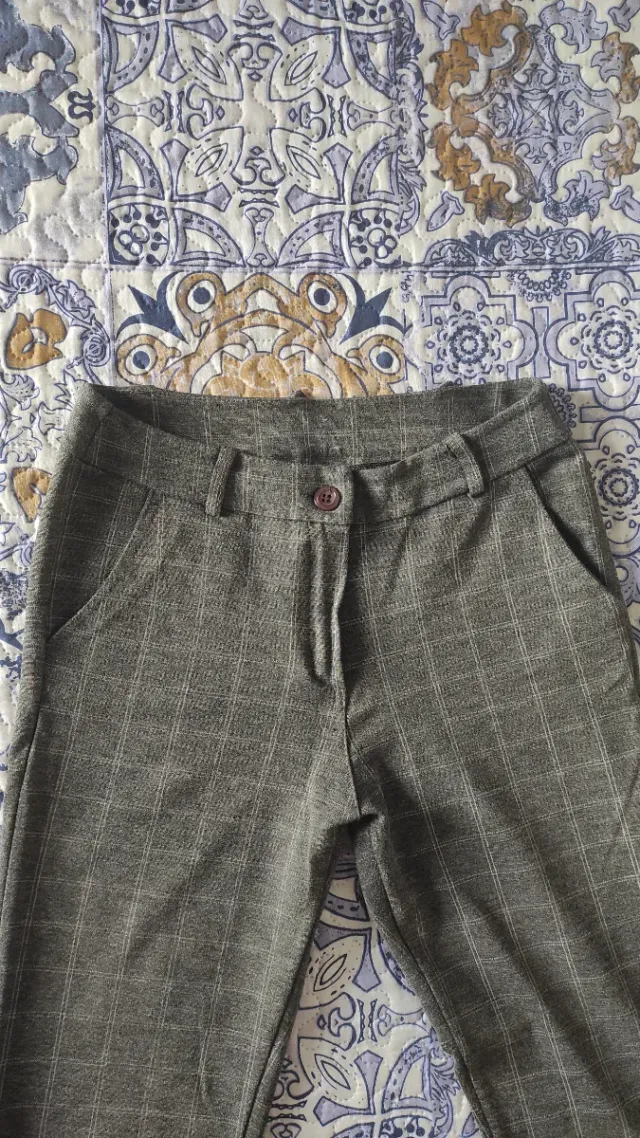 Pantaloni grigi a quadri