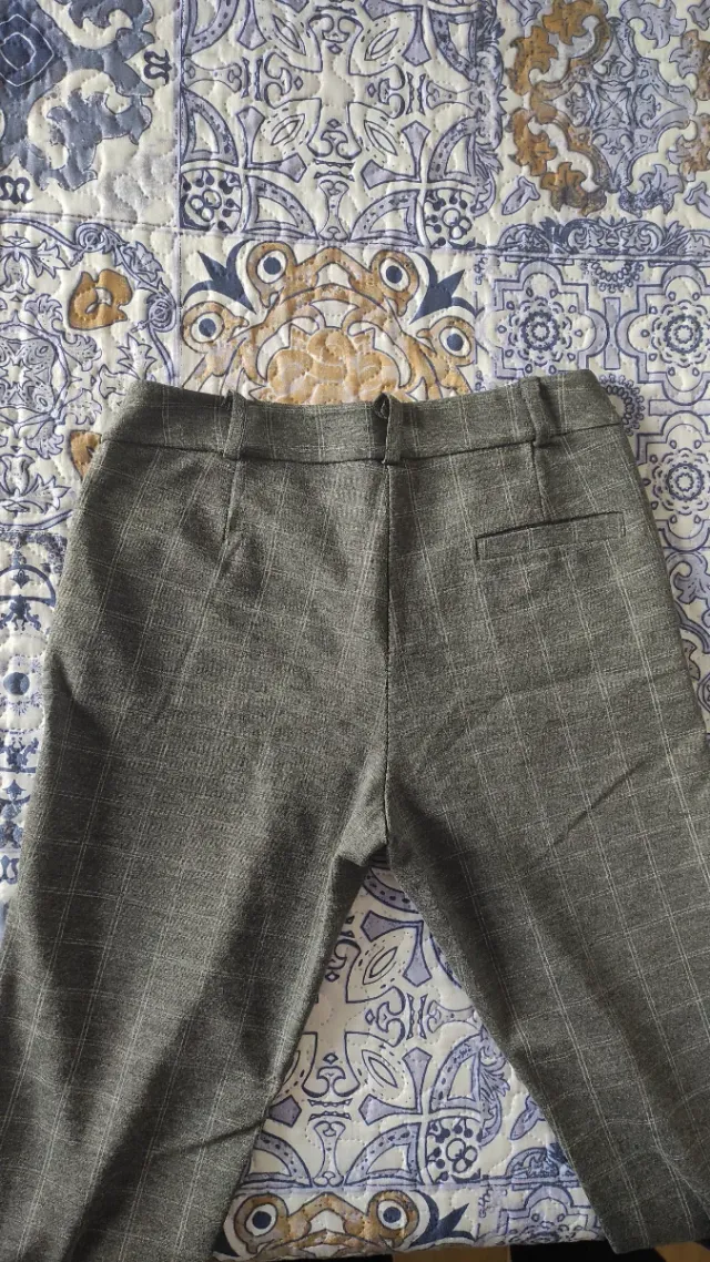 Pantaloni grigi a quadri
