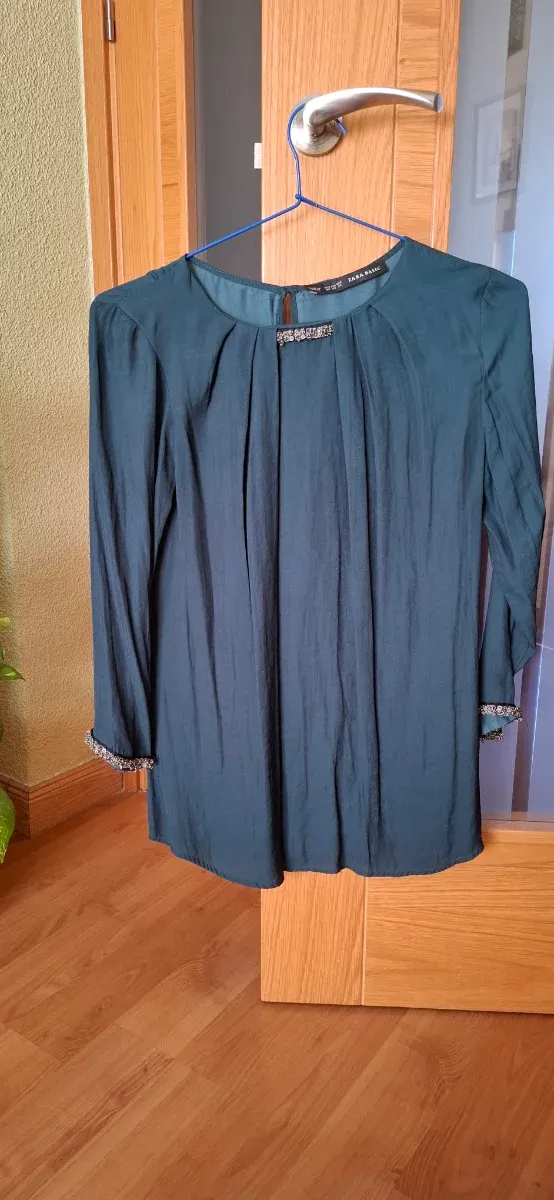 Blusa Zara verde con detalles brillantes Talla XS