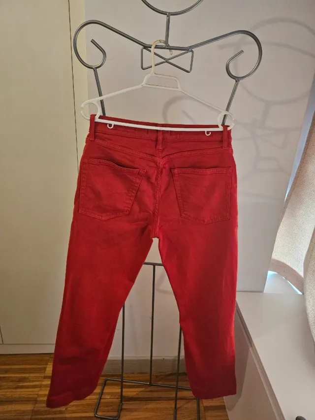 Conjunto Camisa Rayas, Jersey Gris y Pantalón Rojo