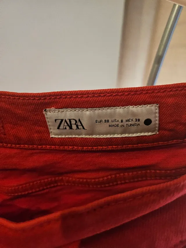 Conjunto Camisa Rayas, Jersey Gris y Pantalón Rojo