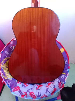 Guitarra Clásica juvenil admira con funda