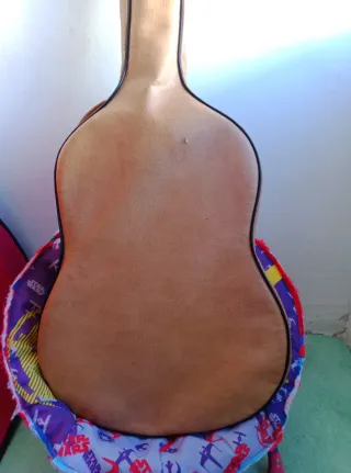 Guitarra Clásica juvenil admira con funda