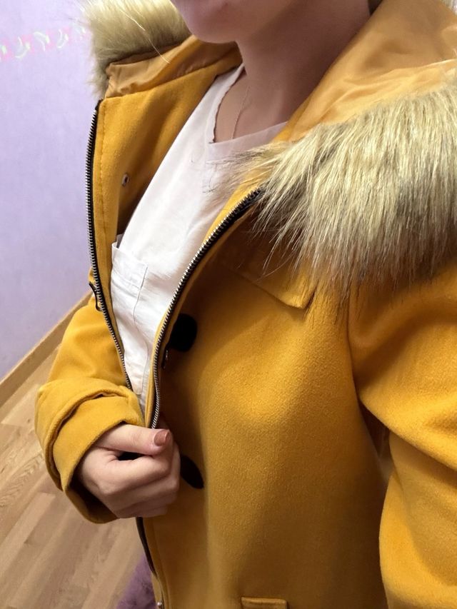 Chaqueta mostaza con capucha y pelo
