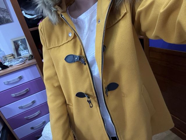 Chaqueta mostaza con capucha y pelo