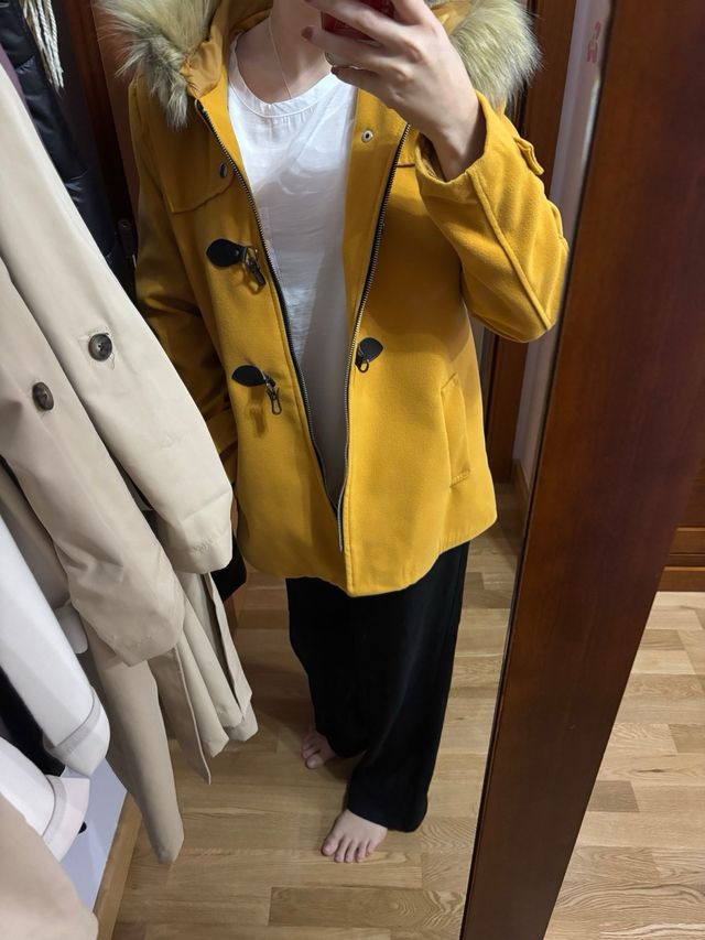 Chaqueta mostaza con capucha y pelo