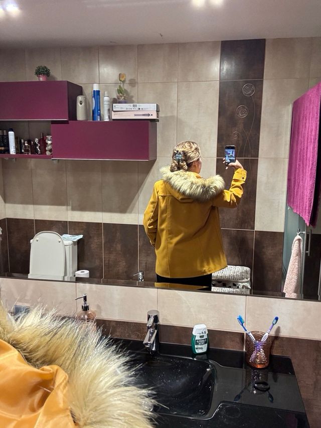 Chaqueta mostaza con capucha y pelo