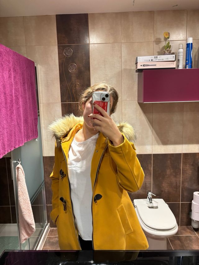 Chaqueta mostaza con capucha y pelo
