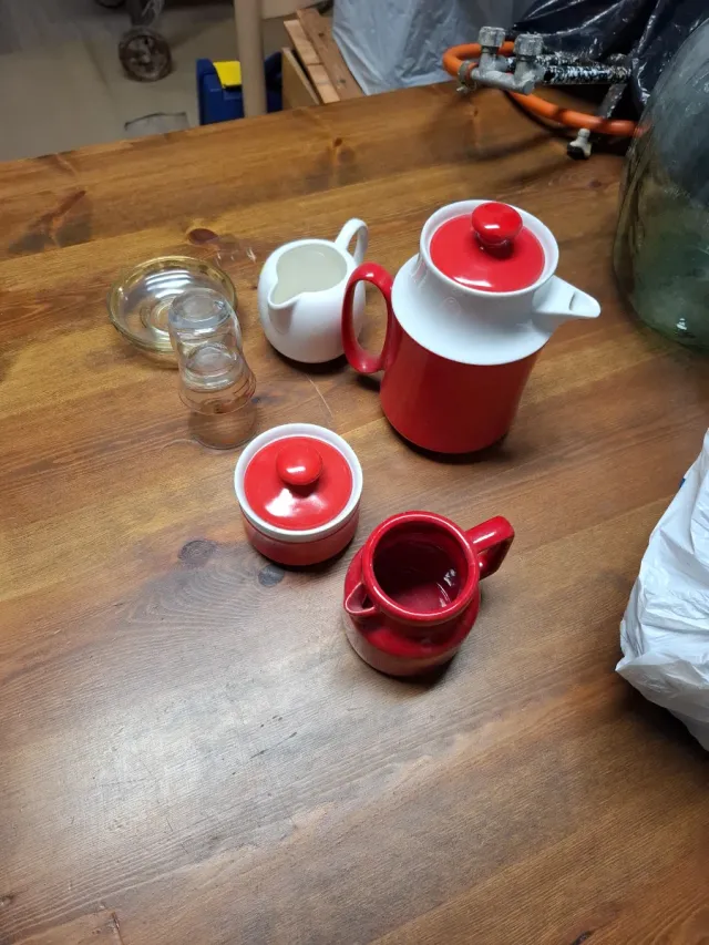 Juego de porcelana rojo y blanco y vajilla variada