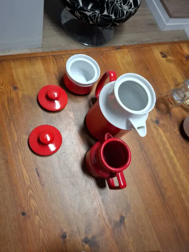 Juego de porcelana rojo y blanco y vajilla variada