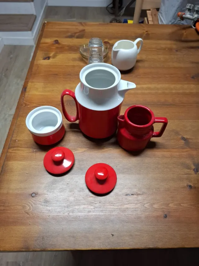 Juego de porcelana rojo y blanco y vajilla variada