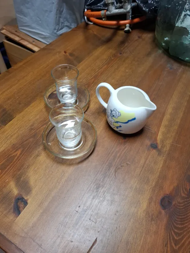 Juego de porcelana rojo y blanco y vajilla variada