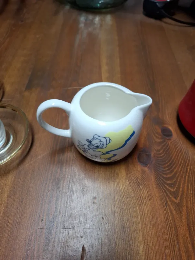 Juego de porcelana rojo y blanco y vajilla variada