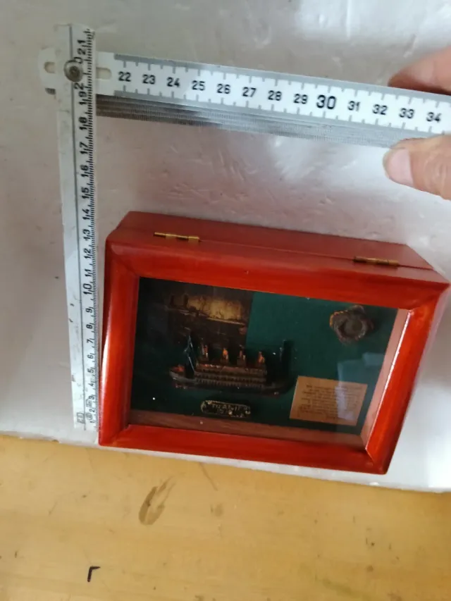 Scatola Titanic 1912 con modellino