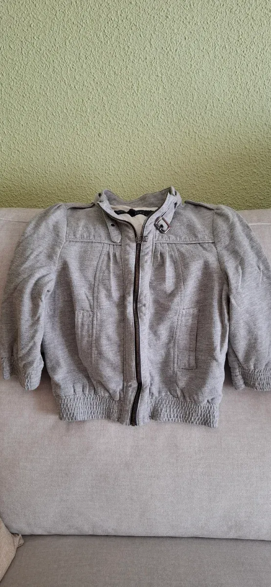 Cazadora gris con cremallera