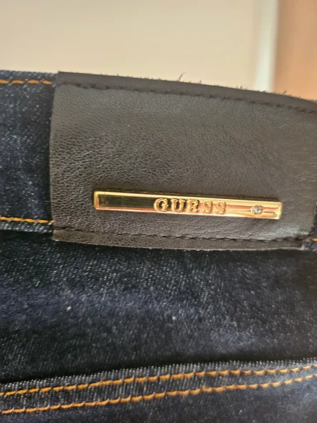 Guess Jeans con placa dorada
