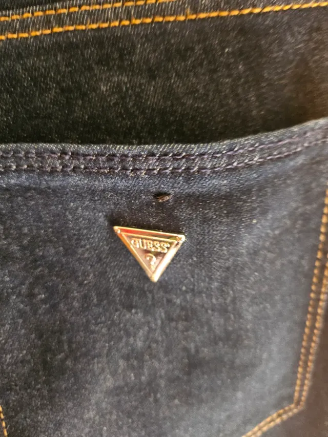 Guess Jeans con placa dorada