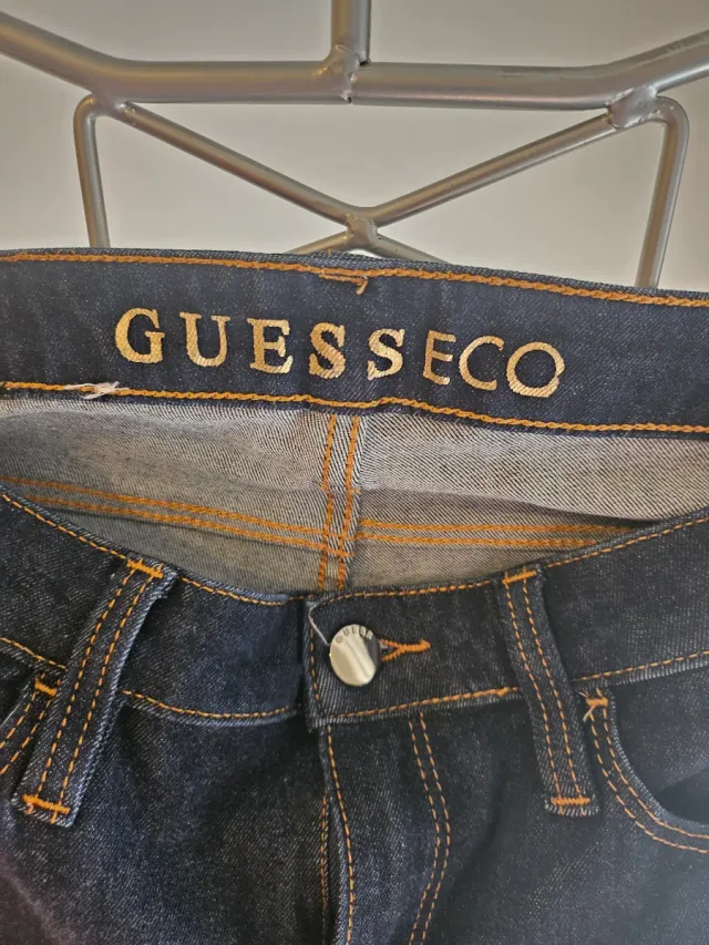 Guess Jeans con placa dorada
