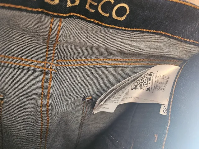 Guess Jeans con placa dorada