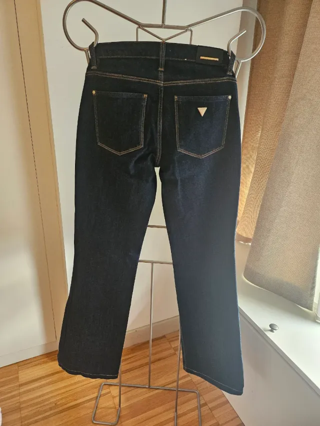 Guess Jeans con placa dorada