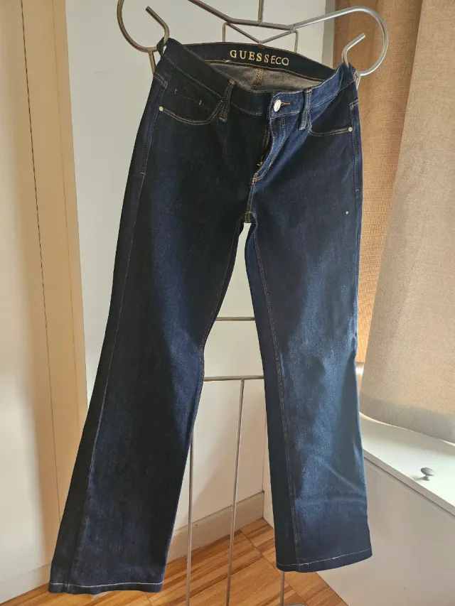 Guess Jeans con placa dorada