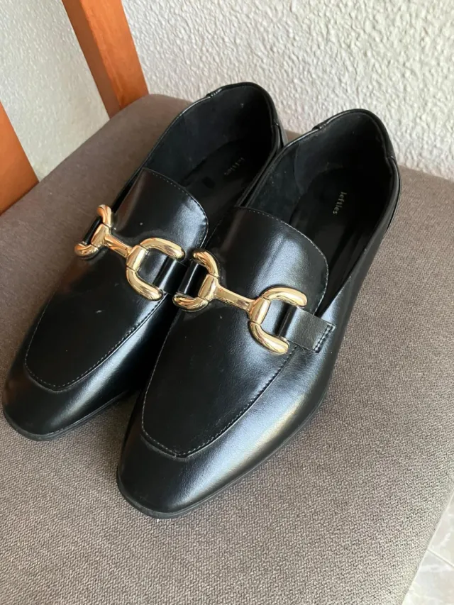 Mocasines negros con detalle dorado T40