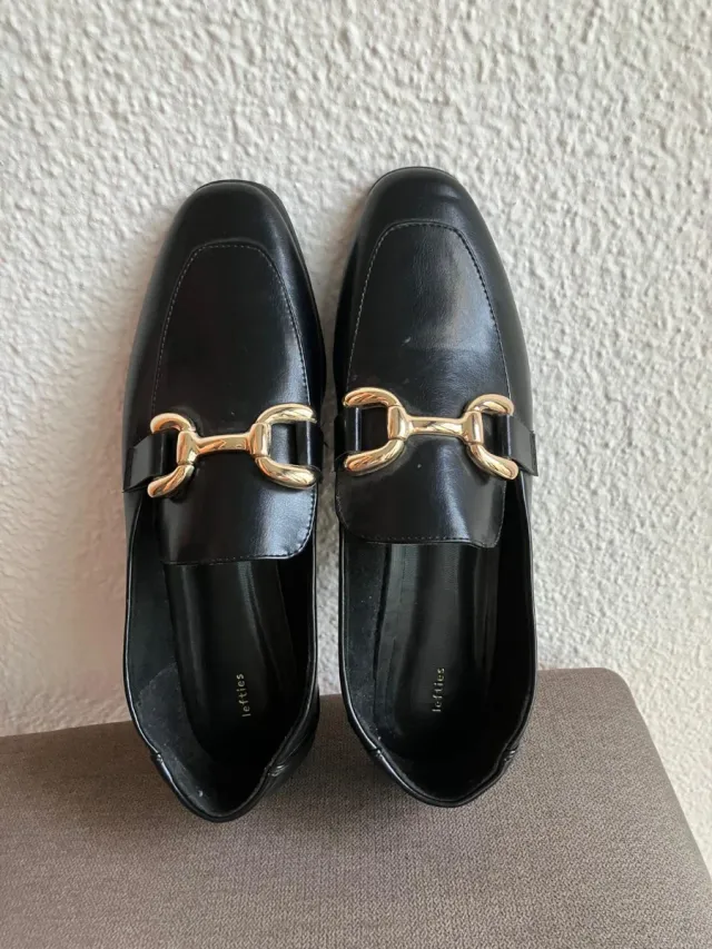 Mocasines negros con detalle dorado T40