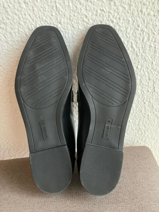 Mocasines negros con detalle dorado T40