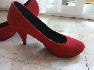 Zapatos de salón rojos tacón fiesta, muy cómodos.
