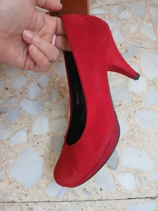 Zapatos de salón rojos tacón fiesta, muy cómodos.