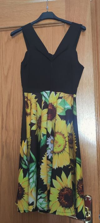 Vestido negro con estampado de girasoles