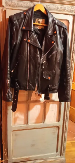 Icónica biker cruzada de cuero hombre