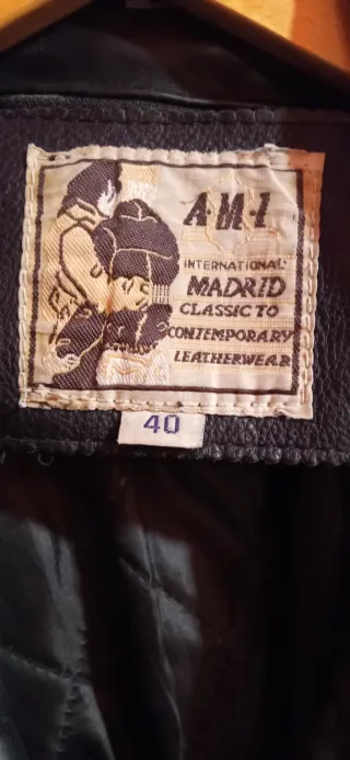 Icónica biker cruzada de cuero hombre