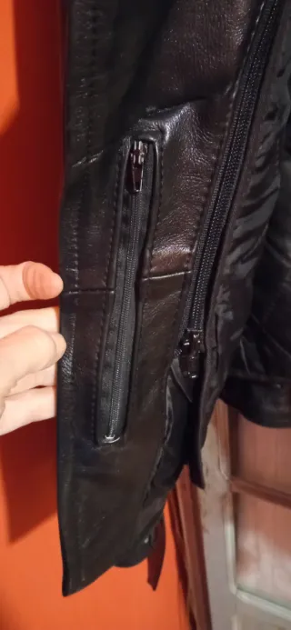 Icónica biker cruzada de cuero hombre