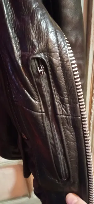 Icónica biker cruzada de cuero hombre