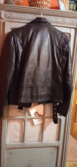 Icónica biker cruzada de cuero hombre