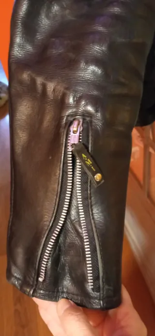 Icónica biker cruzada de cuero hombre